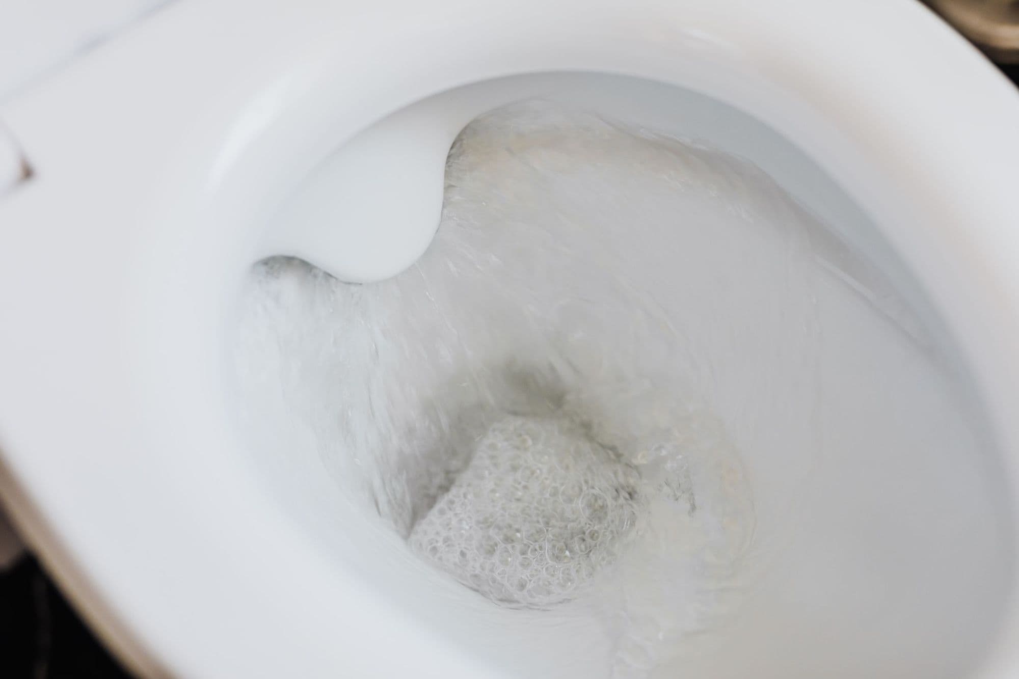 WC-csésze öblítés közben, felülről